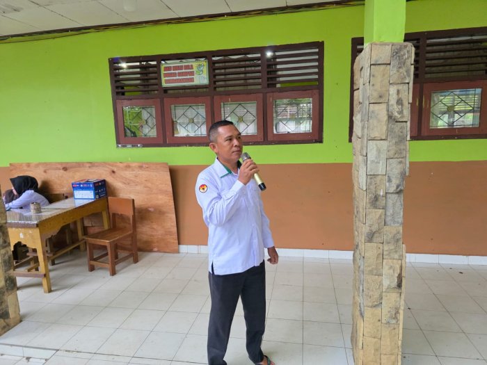 Disiplin dan Peduli Lingkungan! Waka Kesiswaan MTsN 1 Bungo Intensif Pantau Aksi Bersih Madrasah di Tengah Ujian