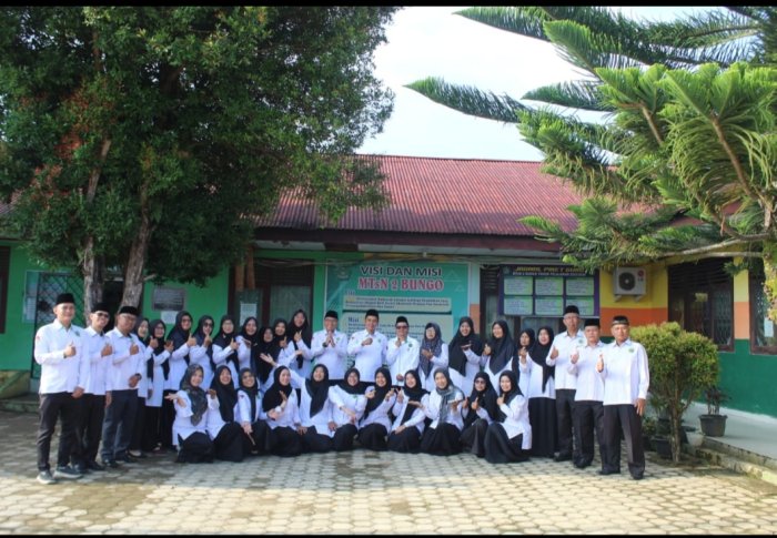 Lihat Keseruan Hari Pertama Masuk Sekolah di MTsN 2 Bungo: Semangat Baru, Target Baru! Lihat Keseruan Hari Pertama Masuk Sekolah di MTsN 2 Bungo: Semangat Baru, Target Baru!