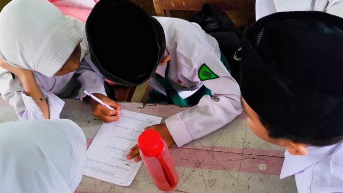 Latihan Menyusun Pertanyaan, Siswa Kelas 3B Siapkan Diri Mewawancarai Pedagang Kantin Latihan Menyusun Pertanyaan, Siswa Kelas 3B Siapkan Diri Mewawancarai Pedagang Kantin