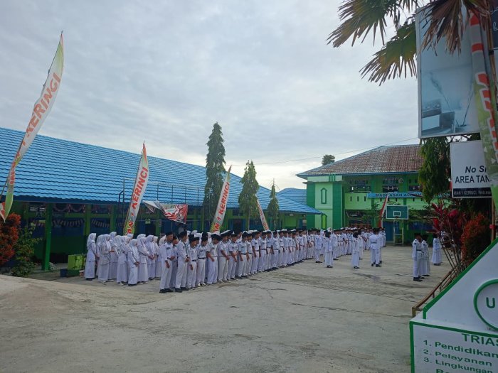 Petugas Pengibar Bendera 17 Agustus Bertugas pada Upacara Senin di MAN 1 Kerinci Petugas Pengibar Bendera 17 Agustus Bertugas pada Upacara Senin di MAN 1 Kerinci