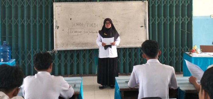 PEMBAHASAN SOAL TKA BAHASA INDONESIA BERSAMA IBU YULISMA, S.Pd BERJALAN LANCAR DAN INTERAKTIF PEMBAHASAN SOAL TKA BAHASA INDONESIA BERSAMA IBU YULISMA, S.Pd BERJALAN LANCAR DAN INTERAKTIF