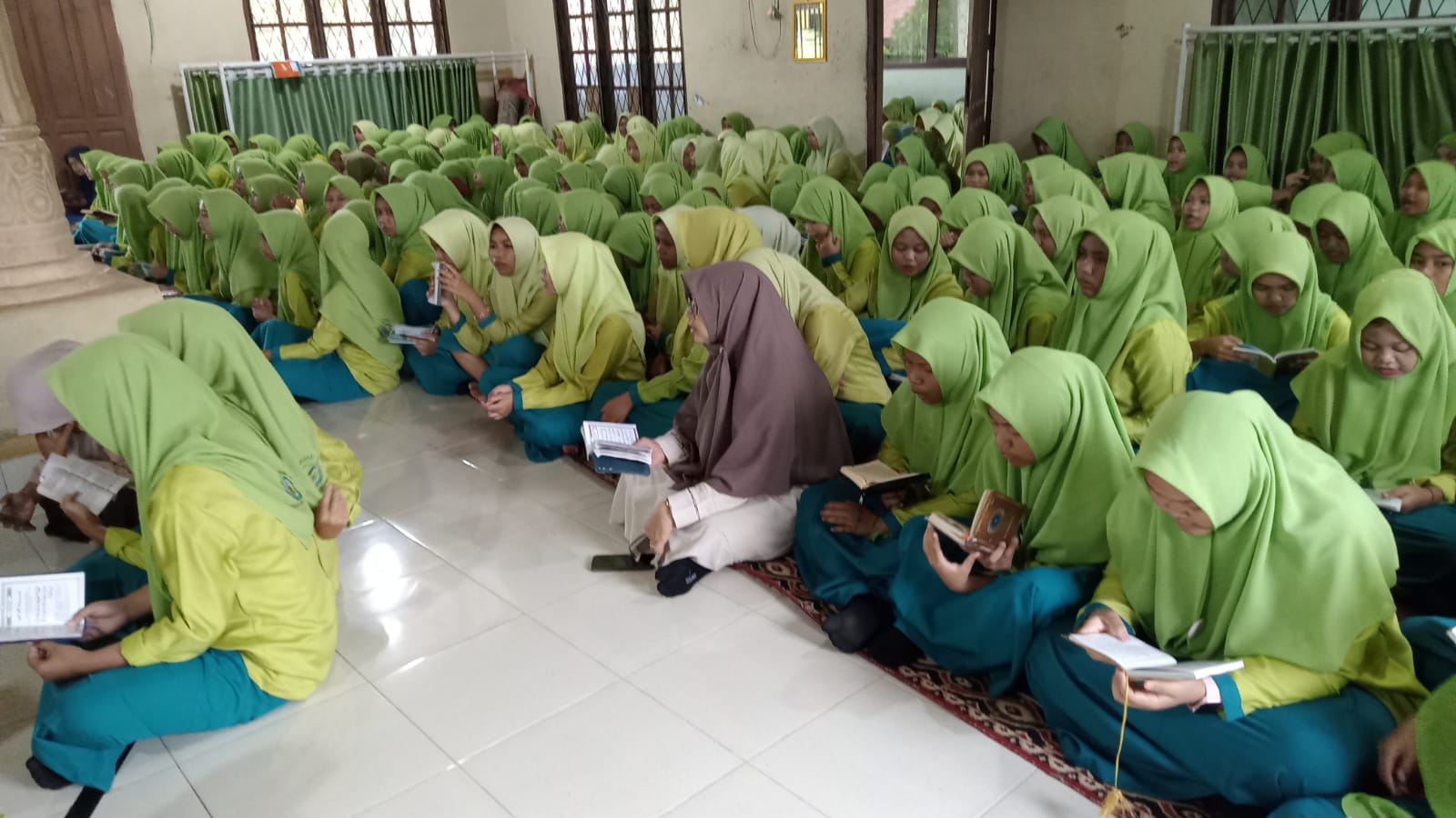 YASINAN RUTIN DI MUSALLAH MTsN 2 BUNGO BERIKAN REWARD KEPADA PETUGAS YASIN YASINAN RUTIN DI MUSALLAH MTsN 2 BUNGO BERIKAN REWARD KEPADA PETUGAS YASIN
