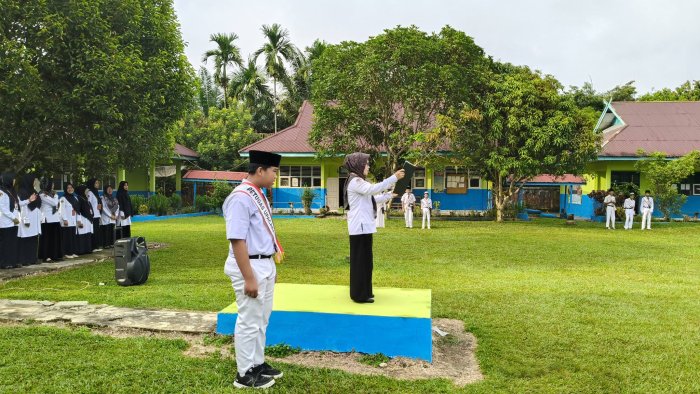 Guru PKN MTsN 5 Tebo Pimpin Upacara Bendera Guru PKN MTsN 5 Tebo Pimpin Upacara Bendera