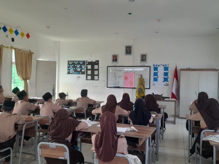 Pembelajaran Bahasa Inggris di Kelas VII B MTsN 2 Bungo  Ajak Siswa Pahami Materi Telling Time