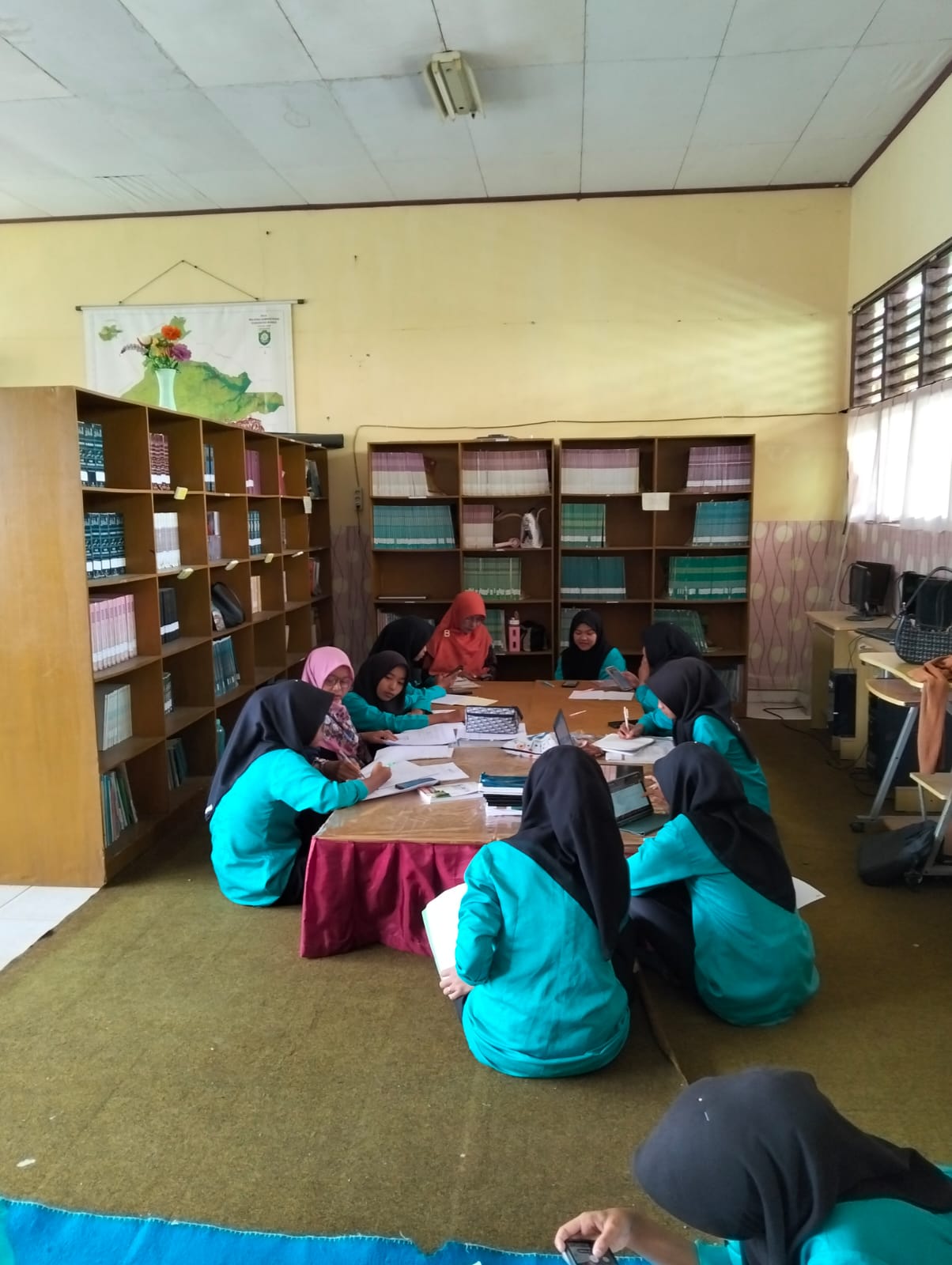 SISWA SISWI LATIHAN PERSIAPAN OMI DI RUANG PERPUSTAKAAN MAN 2 BUNGO SISWA SISWI LATIHAN PERSIAPAN OMI DI RUANG PERPUSTAKAAN MAN 2 BUNGO