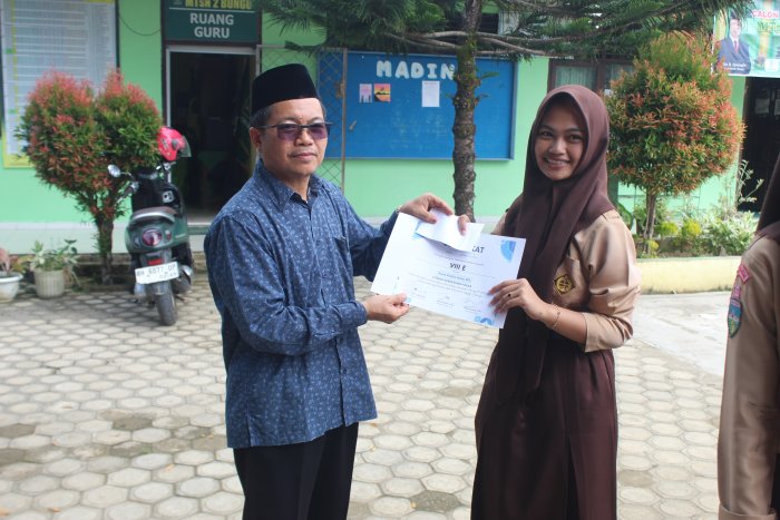 Kelas VIII E Raih Juara 2 Kebersihan Kelas di MTsN 2 Bungo Kelas VIII E Raih Juara 2 Kebersihan Kelas di MTsN 2 Bungo