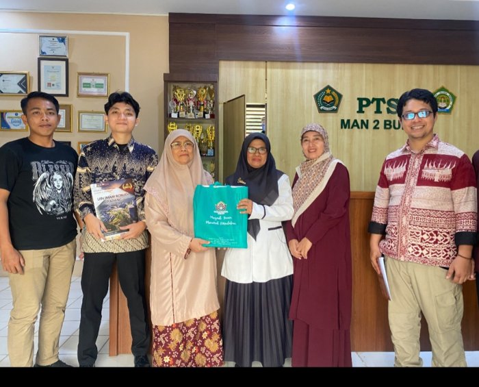 Dosen UIN Imam Bonjol Padang Kunjungi MAN 2 Bungo, Disambut Hangat Oleh Ibu Yulisma, S.Pd di PTSP Dosen UIN Imam Bonjol Padang Kunjungi MAN 2 Bungo, Disambut Hangat Oleh Ibu Yulisma, S.Pd di PTSP
