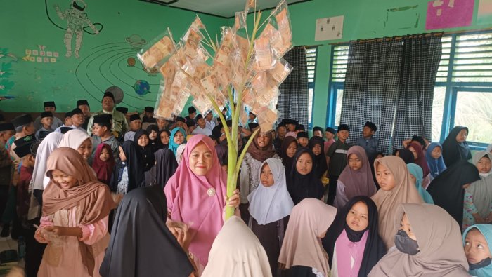 Tradisi Pohon Berkah Meriahkan Momen Mahallul Qiyam Maulid Nabi di MIN 4 Tebo Tradisi Pohon Berkah Meriahkan Momen Mahallul Qiyam Maulid Nabi di MIN 4 Tebo