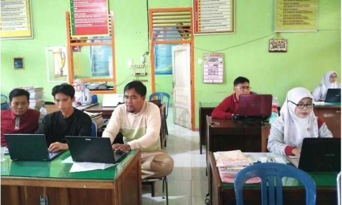 Guru-Guru MTsN 1 Tebo Tampak Antusias Tuntaskan Data SIAPI di Ruang Guru