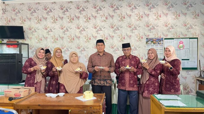 Senyum, Doa, dan Persaudaraan: Hangatnya Perayaan Ulang Tahun Guru, tendik, dan Kepala MTsN 3 Kota Jambi Senyum, Doa, dan Persaudaraan: Hangatnya Perayaan Ulang Tahun Guru, tendik, dan Kepala MTsN 3 Kota Jambi