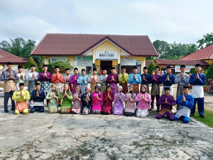 MAN 2 Tebo Gelar Upacara rutin senin sekaligus upacara HUT Tebo ke-26 MAN 2 Tebo Gelar Upacara rutin senin sekaligus upacara HUT Tebo ke-26