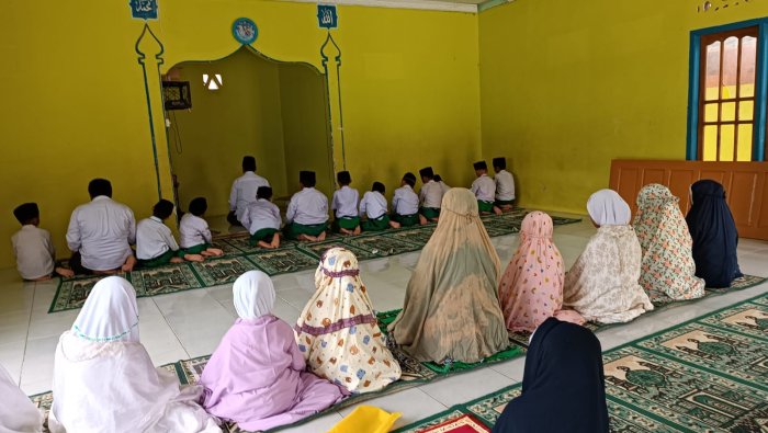 Bukan Hanya Kelas Tinggi, Siswa Kelas 3 Mulai Ambil Peran Adzan Saat Shalat Dzuhur di MIN 4 Tebo Bukan Hanya Kelas Tinggi, Siswa Kelas 3 Mulai Ambil Peran Adzan Saat Shalat Dzuhur di MIN 4 Tebo