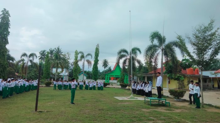 Upacara Bendera di MIN 3 Tebo Berlangsung Khidmat, Amanat Kepala Madrasah Jadi Sumber Motivasi Siswa Upacara Bendera di MIN 3 Tebo Berlangsung Khidmat, Amanat Kepala Madrasah Jadi Sumber Motivasi Siswa