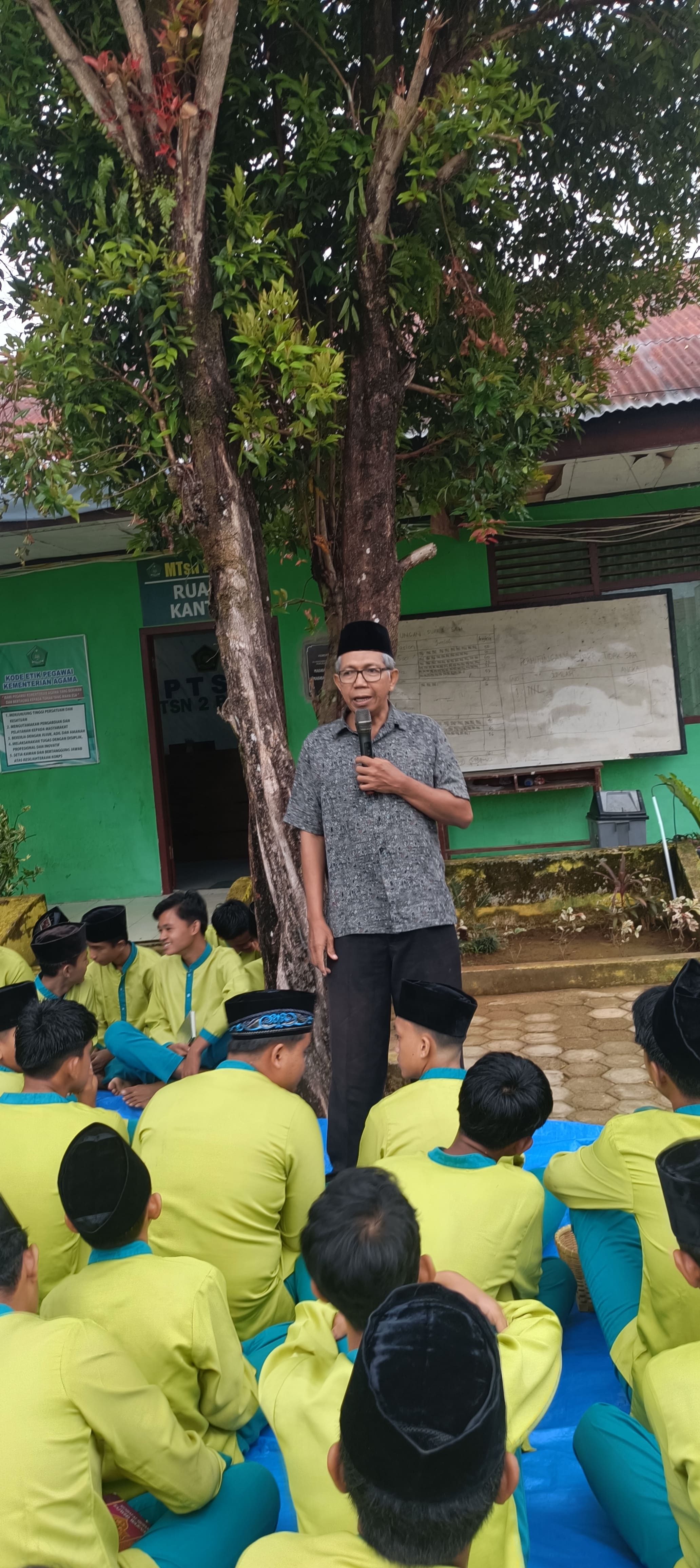 WAKA HUMAS BERIKAN ARAHAN KEPEDA SELURUH SISWA USAI PEMBACAAN YASIN WAKA HUMAS BERIKAN ARAHAN KEPEDA SELURUH SISWA USAI PEMBACAAN YASIN