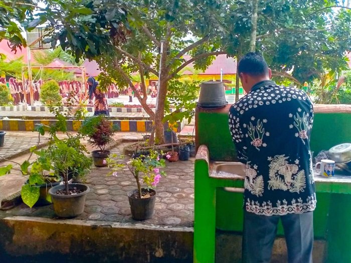 Kolaborasi Guru Piket dan Tendik MTsN 1 Bungo: Gerakan Bersih Pagi Wujudkan Lingkungan Belajar yang Nyaman