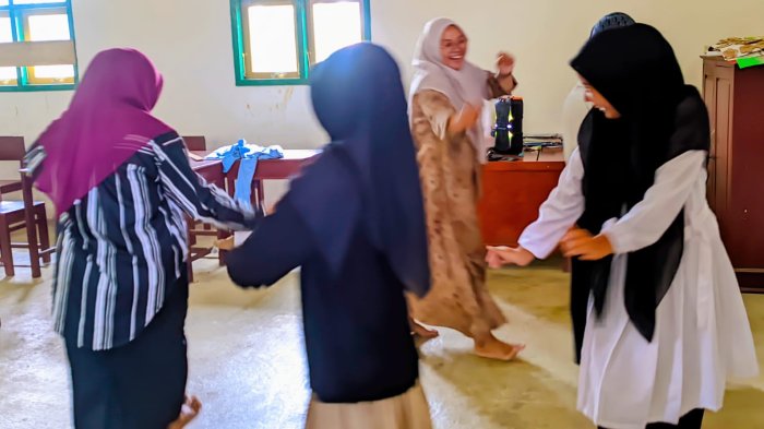 Mahasiswa PPLK Turut Latihan Tari untuk Perpisahan dengan MIN 4 Tebo