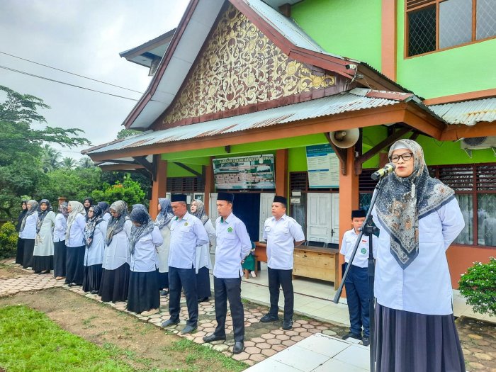 Upacara Bendera MTsN 1 Bungo: Amanat Pembina Upacara Tekankan Pentingnya Kebersihan untuk Hindari Nyamuk Upacara Bendera MTsN 1 Bungo: Amanat Pembina Upacara Tekankan Pentingnya Kebersihan untuk Hindari Nyamuk