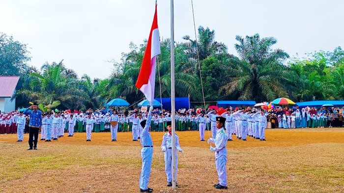 Paskibra dan Marching Band MIN 4 Tebo Sukseskan Upacara HUT ke-81 RI Desa Jaya Mulya