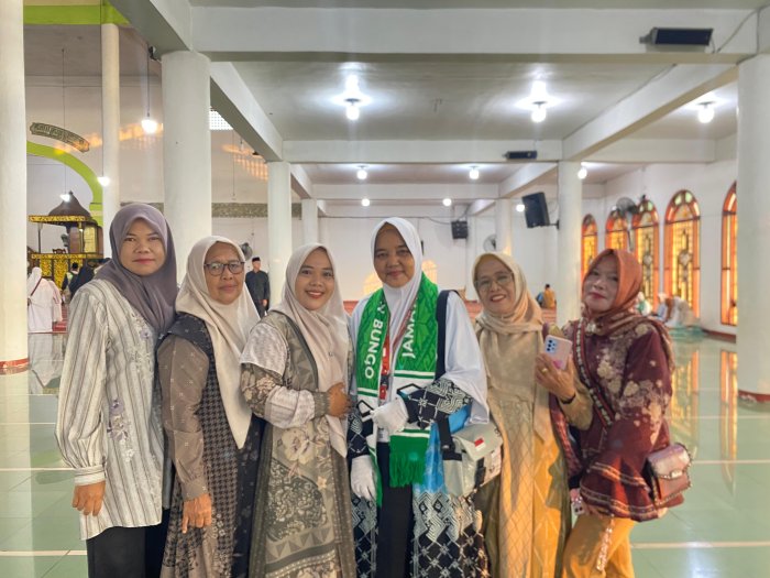 Haru dan Penuh Doa, Keluarga Besar MTsN 1 Bungo Lepas Keberangkatan Ibu Ka.Ur TU Menuju Tanah Suci