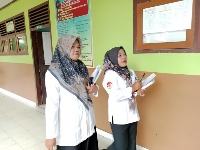 Awali Pekan dengan Gairah, Guru MTsN 1 Bungo Berjalan Penuh Semangat Menuju Kelas Awali Pekan dengan Gairah, Guru MTsN 1 Bungo Berjalan Penuh Semangat Menuju Kelas