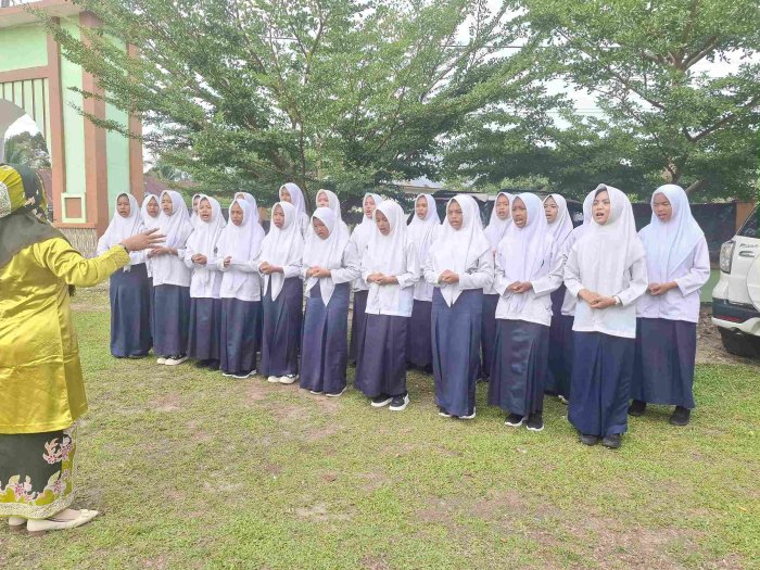 Ibu Syam Anggraini Pimpin Dirigen Upacara HGN 2025, Semangat Harmoni Warnai MTsN 1 Bungo
