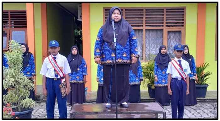 Peringatan Kebersihan dari Guru Bahasa Indonesia di Upacara Pagi Peringatan Kebersihan dari Guru Bahasa Indonesia di Upacara Pagi