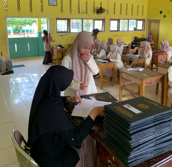 Pembagian Rapor Semester Genap Sukses Digelar, Siswa MAN 1 Kota Jambi Merayakan Kenaikan Kelas Pembagian Rapor Semester Genap Sukses Digelar, Siswa MAN 1 Kota Jambi Merayakan Kenaikan Kelas