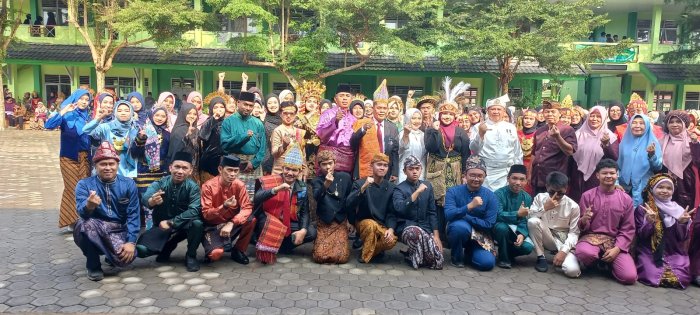 Peringati HUT ke-81 RI, Kepala MTsN 3 Kota Jambi Hadiri Upacara Bersama Jajaran Madrasah
