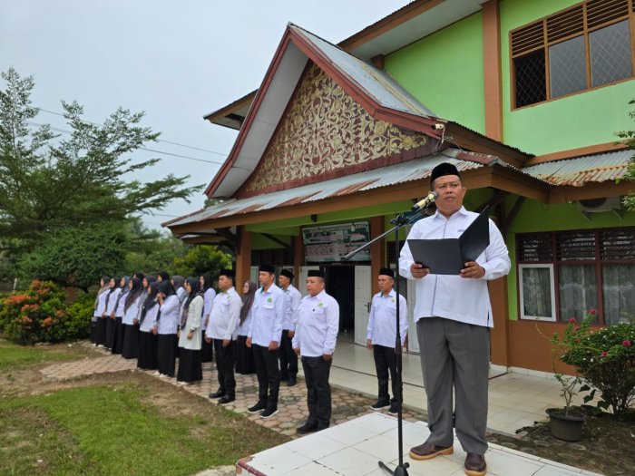 Awali Tahun Pelajaran 2026/2027, Kepala MTsN 1 Bungo Gaungkan Pentingnya Menghargai Waktu dalam Upacara Bendera Awali Tahun Pelajaran 2026/2027, Kepala MTsN 1 Bungo Gaungkan Pentingnya Menghargai Waktu dalam Upacara Bendera