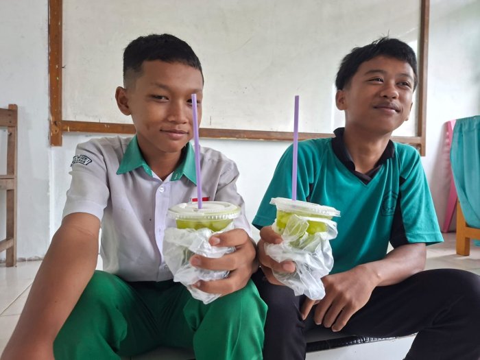 Menu Favorit Kantin: Es Teh Hijau Pak Wo dan Mi Petuih Tante Dera Menu Favorit Kantin: Es Teh Hijau Pak Wo dan Mi Petuih Tante Dera