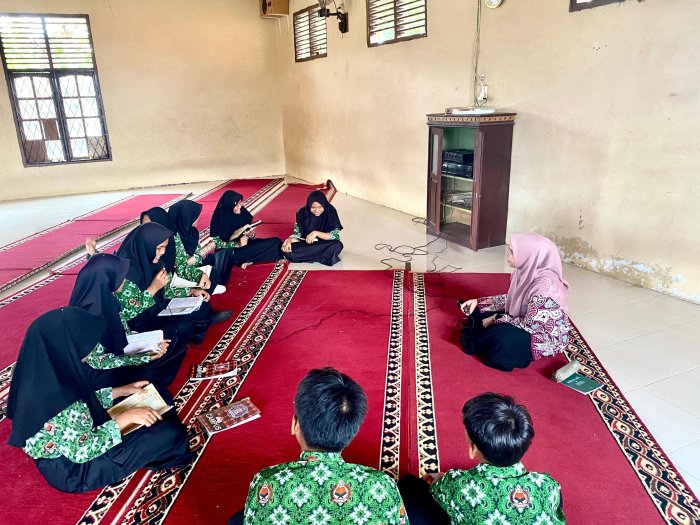 Latihan Tilawah Al-Quran Siswa MTsN 2 Bungo Latihan Tilawah Al-Quran Siswa MTsN 2 Bungo