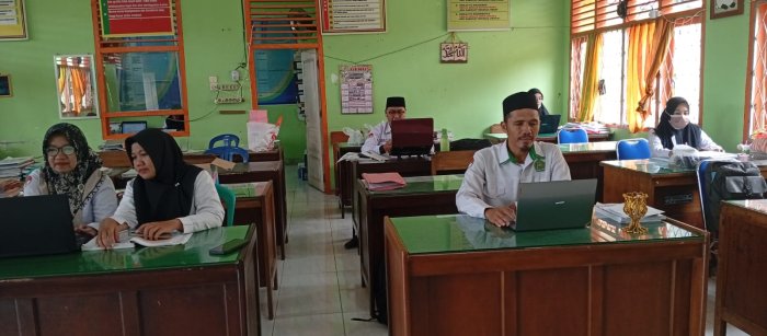 Guru MTsN 1 Tebo Laksanakan KBM Daring Guru MTsN 1 Tebo Laksanakan KBM Daring