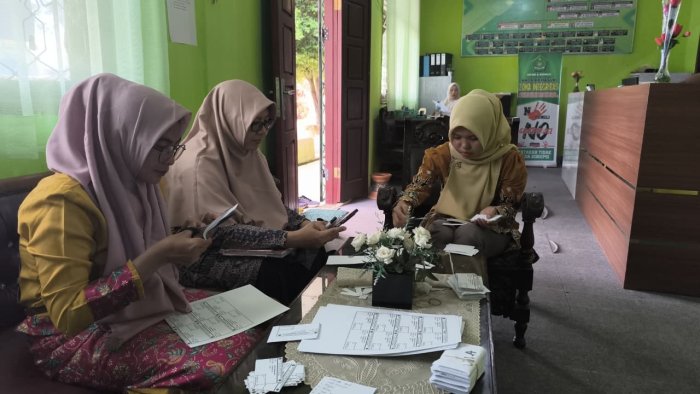 Panitia ASAS MTsN 2 Bungo Kompak Siapkan Kartu Ujian Siswa