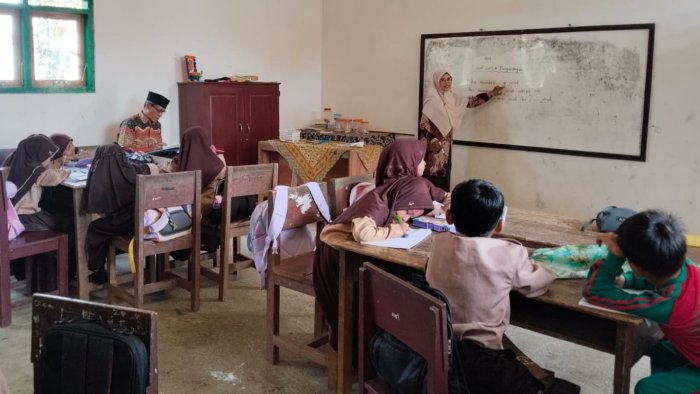 Bukan Hanya Kepala Madrasah, Guru Senior MIN 4 Tebo Terlibat Dalam Supervisi Pembelajaran