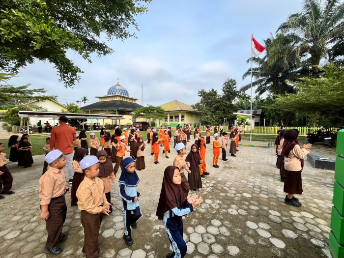 Kompak dan Energik:Kebersamaan Guru dan Siswa MIN 1 Muaro Jambi Saat Senam Pramuka