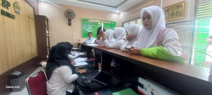 PTSP MAN 2 Bungo Serahkan Sertifikat TKA kepada Siswa Kelas XII PTSP MAN 2 Bungo Serahkan Sertifikat TKA kepada Siswa Kelas XII