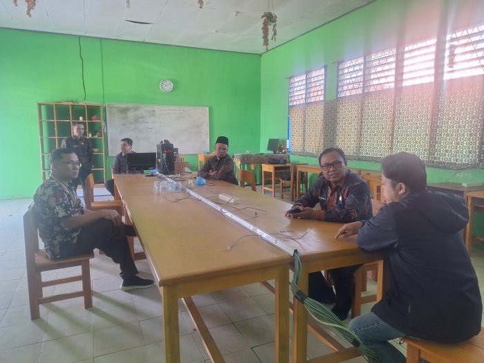 Persiapan Matang TKA: Kepala MTsN 4 Kerinci Pantau Langsung Perbaikan Perangkat di Labor TIK Persiapan Matang TKA: Kepala MTsN 4 Kerinci Pantau Langsung Perbaikan Perangkat di Labor TIK