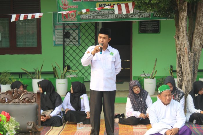Peringati Maulid Nabi Muhammad SAW 1448 H, Kepala MTsN 2 Bungo Berikan Arahan Sebelum Acara Inti