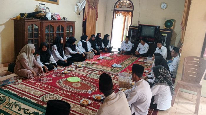 Kepala MIN 1 Muaro Jambi dan Majlis Guru Takziah ke Rumah Duka Kepala MIN 1 Muaro Jambi dan Majlis Guru Takziah ke Rumah Duka