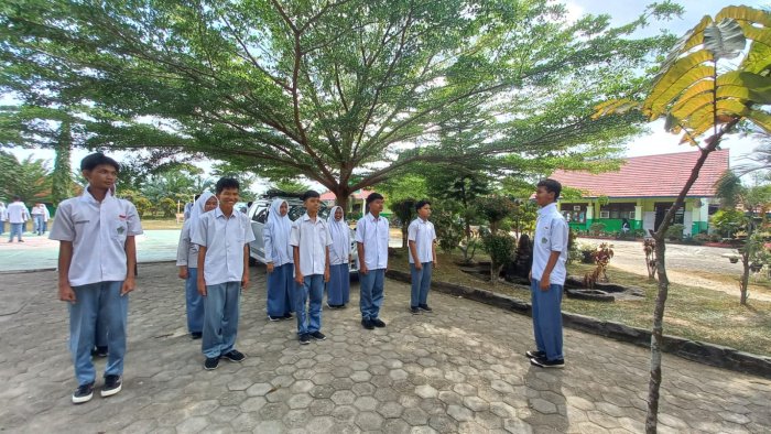 Wali Kelas XI A Turun Langsung! Pantau dan Dukung Siswa Saat Latihan LKBB Jelang Lomba Pensi Antar Kelas Wali Kelas XI A Turun Langsung! Pantau dan Dukung Siswa Saat Latihan LKBB Jelang Lomba Pensi Antar Kelas
