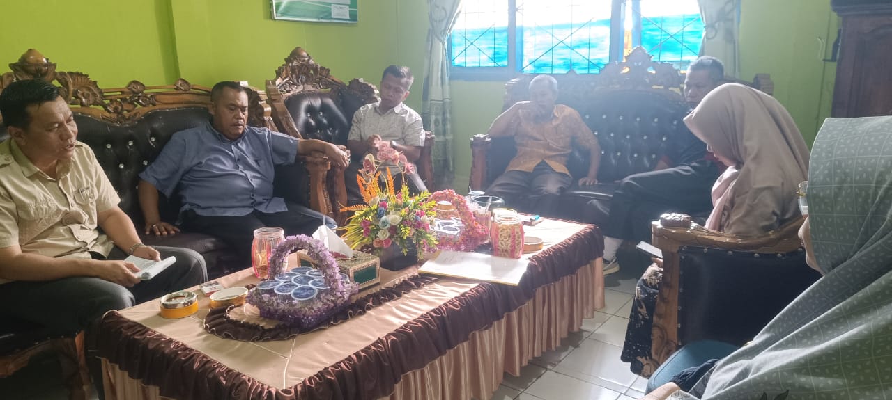 Bersama Kepala Madasah, Wakabid Humas MAN 1 Kerinci Gelar Pertemuan dengan Pengurus Komite Bersama Kepala Madasah, Wakabid Humas MAN 1 Kerinci Gelar Pertemuan dengan Pengurus Komite