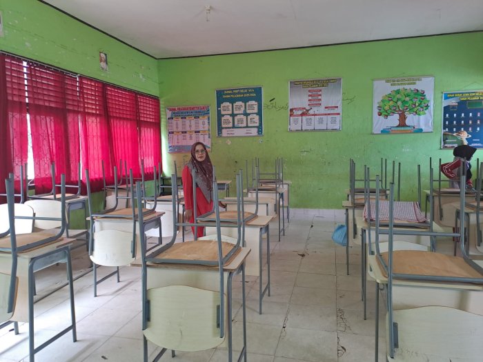 Jadi Teladan Siswa, Ermiyati S.Ag., Komandoi Langsung Aksi Bersih-bersih Kelas VII A MTsN 1 Bungo