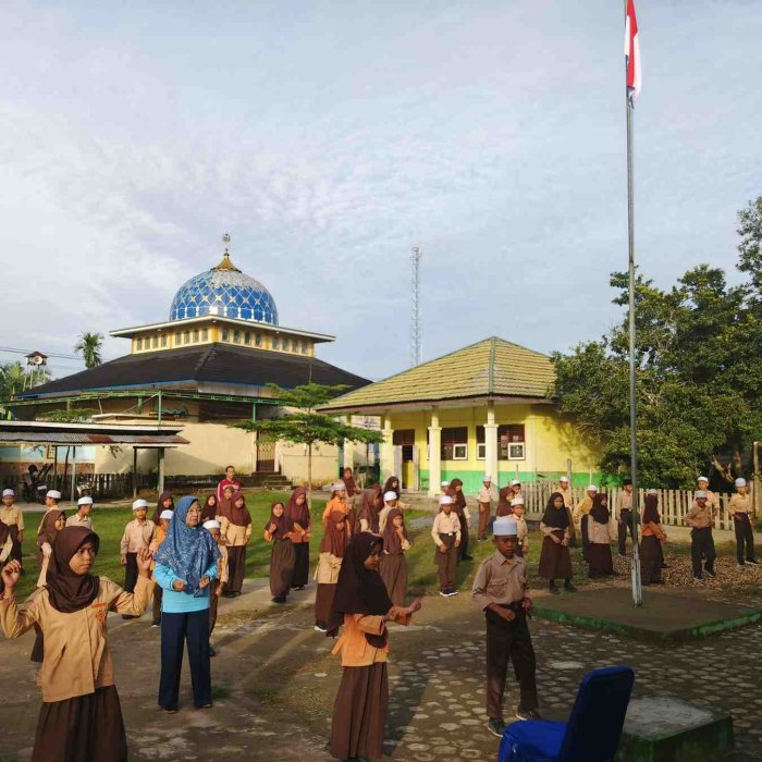 Senam Pagi Bersama Kepala Madrasah dan Guru  beserta staf di Madrasah