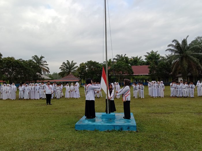 Guru dan Tenaga Kependidikan MTsN 5 Tebo Menjadi Petugas Upacara Hari Senin