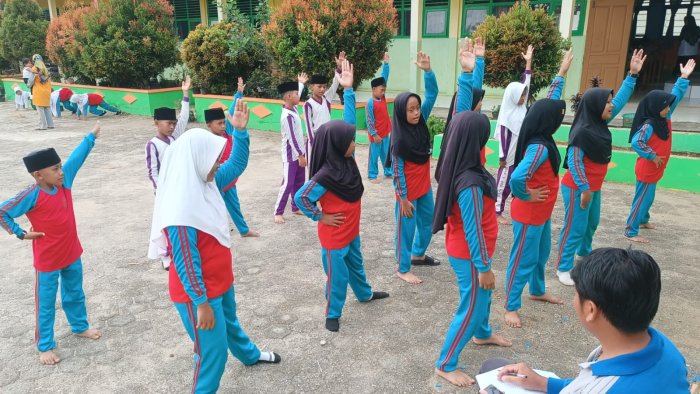 Ujian Praktik PJOK: Siswa Kelas 5B MIN 4 Tebo Tunjukkan Keterampilan Senam di Halaman Madrasah