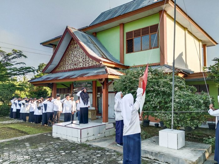 Semangat Pantang Menyerah Warnai Upacara Bendera MTsN 1 Bungo: Kisah Inspiratif Ibnu Hajar