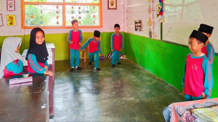Murid Kelas 2B MIN 4 Tebo Belajar Rambu Lalu Lintas Lewat Bermain Peran