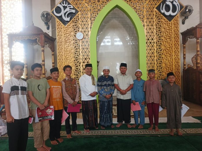 Murid MTsN 1 Tebo Dokumentasikan Kebersamaan dengan Wakil Bupati Tebo dan Ustadz Ucay Murid MTsN 1 Tebo Dokumentasikan Kebersamaan dengan Wakil Bupati Tebo dan Ustadz Ucay