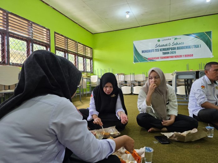Hangatkan Kebersamaan, Panitia UM MTsN 1 Bungo Nikmati Sarapan Bersama di Tengah Kesibukan Hangatkan Kebersamaan, Panitia UM MTsN 1 Bungo Nikmati Sarapan Bersama di Tengah Kesibukan