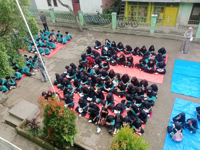 Membangun Spiritualitas, di Pengajian Pagi Jumat MIN 3 Kerinci Membangun Spiritualitas, di Pengajian Pagi Jumat MIN 3 Kerinci